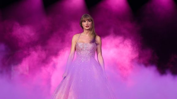 Taylor Swift Reveals A Major Change To Her Tour, Fans Blow Their Minds.