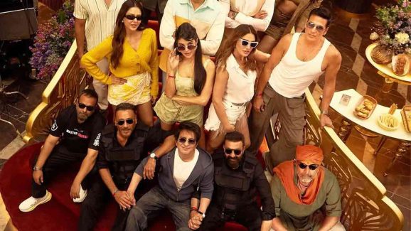 Star-Studded Group Picture from Housefull 5 Grows Excitement