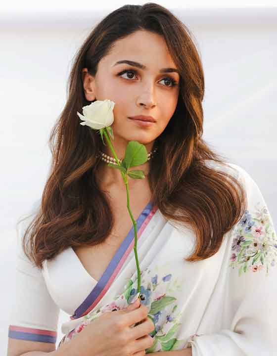 Alia Bhatt Wows in Timeless Retro Saree, Showcasing Classic Beauty