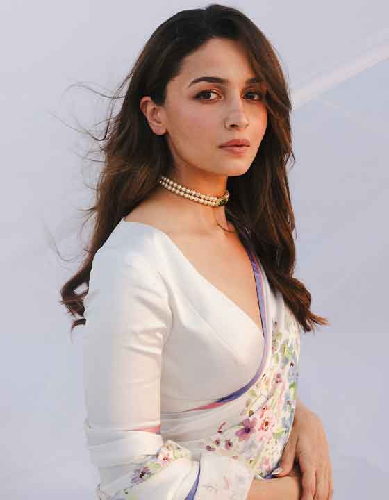 Alia Bhatt Wows in Timeless Retro Saree, Showcasing Classic Beauty