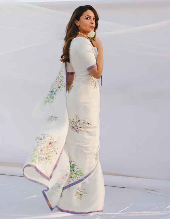 Alia Bhatt Wows in Timeless Retro Saree, Showcasing Classic Beauty