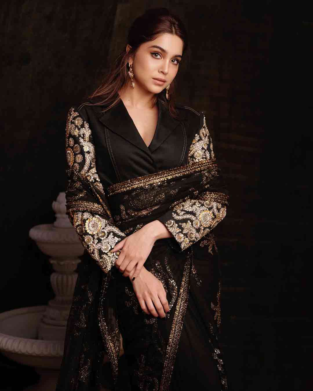 Sharvari Wagh Redefines Fashion in a Black Saree at Sabyasachi’s Event