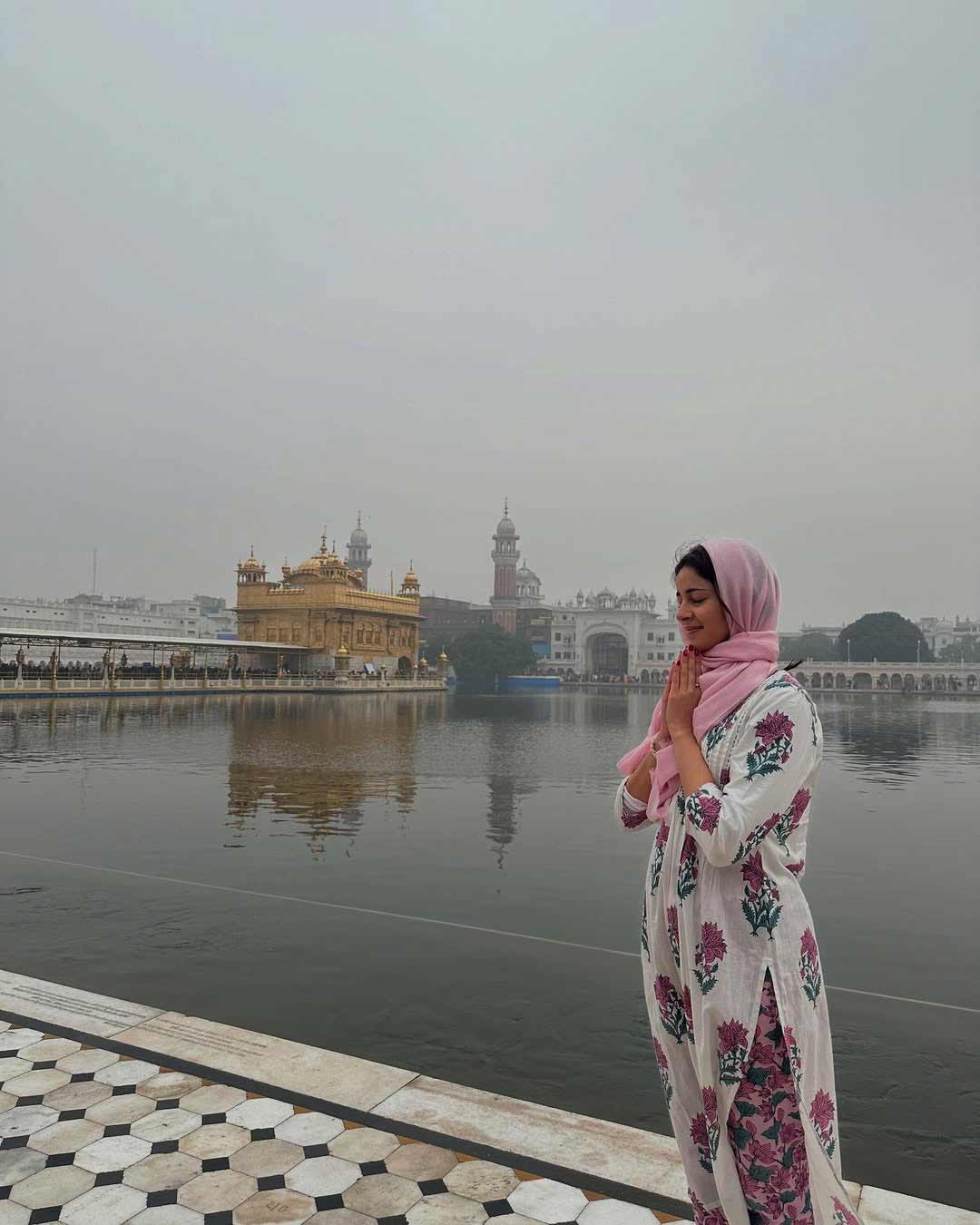 Ananya Panday Vists Golden Temple to Seek Blessings