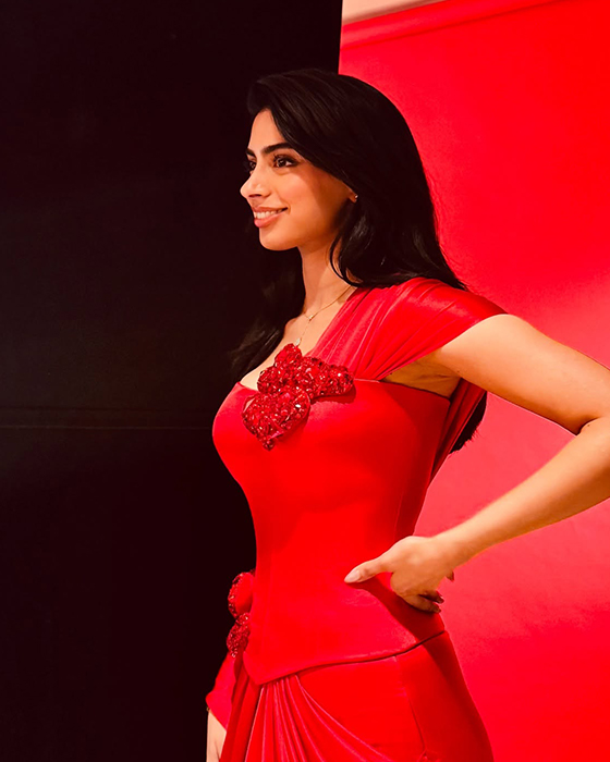 Khushi Kapoor Turns Up the Heat in Red, Leaving Fans Heartbeats Racing