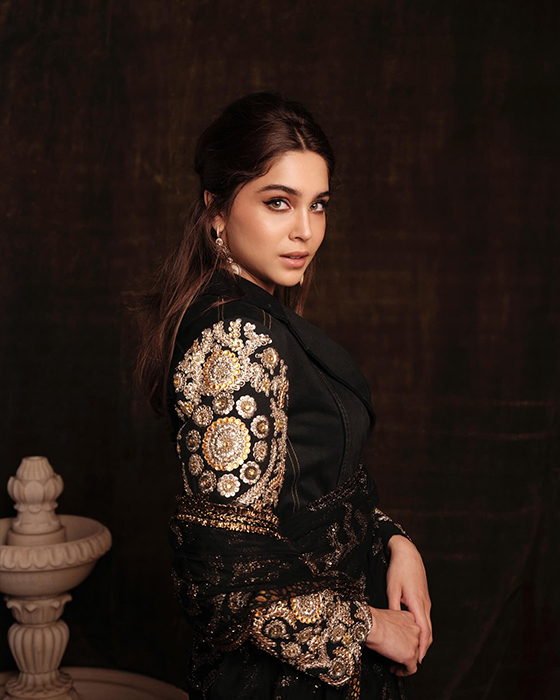 Sharvari Wagh Redefines Fashion in a Black Saree at Sabyasachi's Event