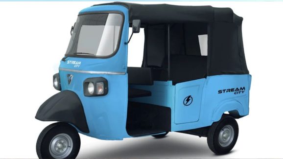 Meet Neelam, The Female Auto-rickshaw Driver Grabbing all the Headlines.