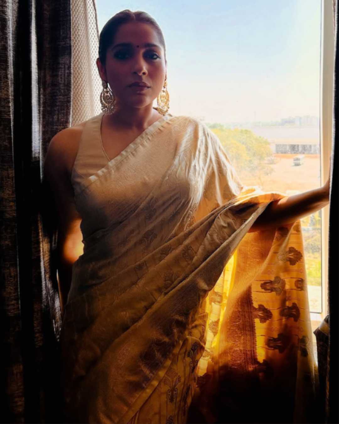Rashmi Gautam serving saree look draped in elegance:Take a look!