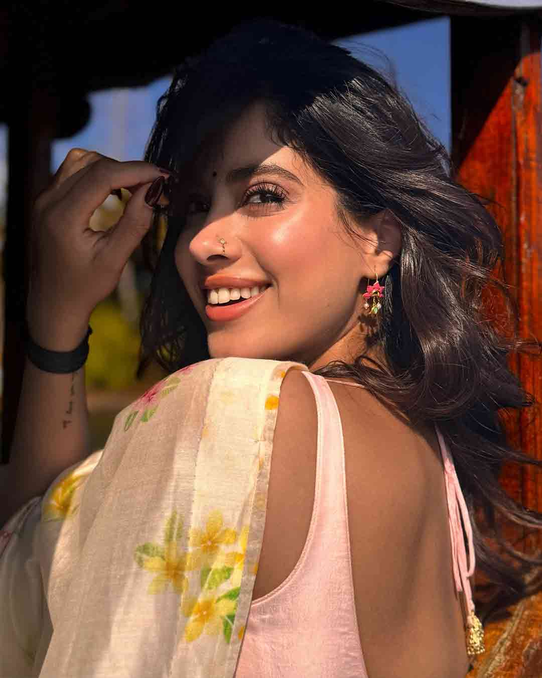 Janhvi Kapoor’s Latest Promotional Pics: Fans Eagerly Await Film Release!