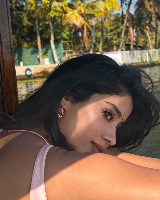 Janhvi Kapoor's Latest Promotional Pics: Fans Eagerly Await Film Release!