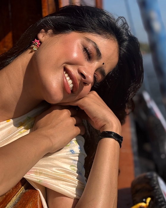 Janhvi Kapoor's Latest Promotional Pics: Fans Eagerly Await Film Release!