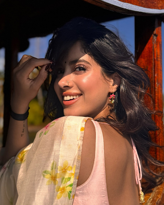 Janhvi Kapoor's Latest Promotional Pics: Fans Eagerly Await Film Release!