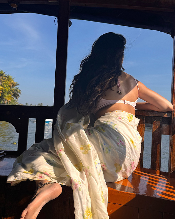 Janhvi Kapoor's Latest Promotional Pics: Fans Eagerly Await Film Release!
