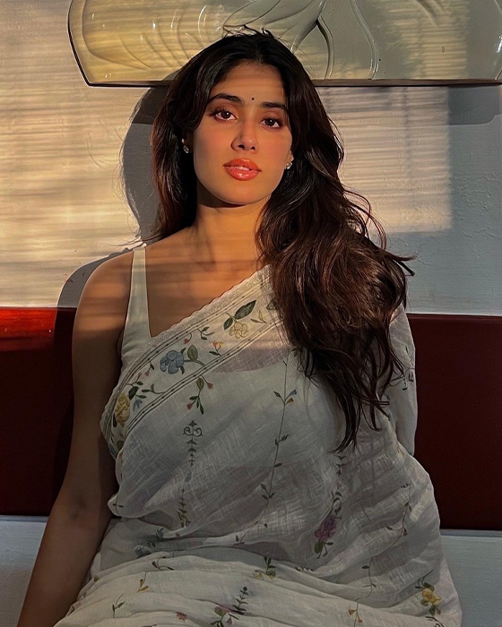 Janhvi Kapoor's Latest Promotional Pics: Fans Eagerly Await Film Release!