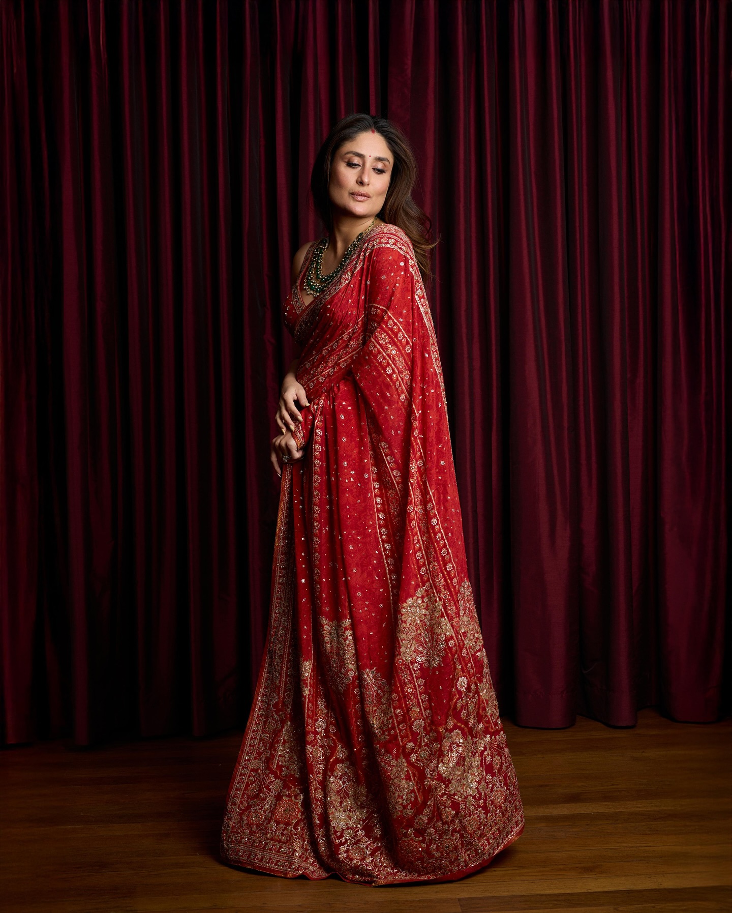 Kareena Kapoor's Red Saree: A Showstopper at the Wedding