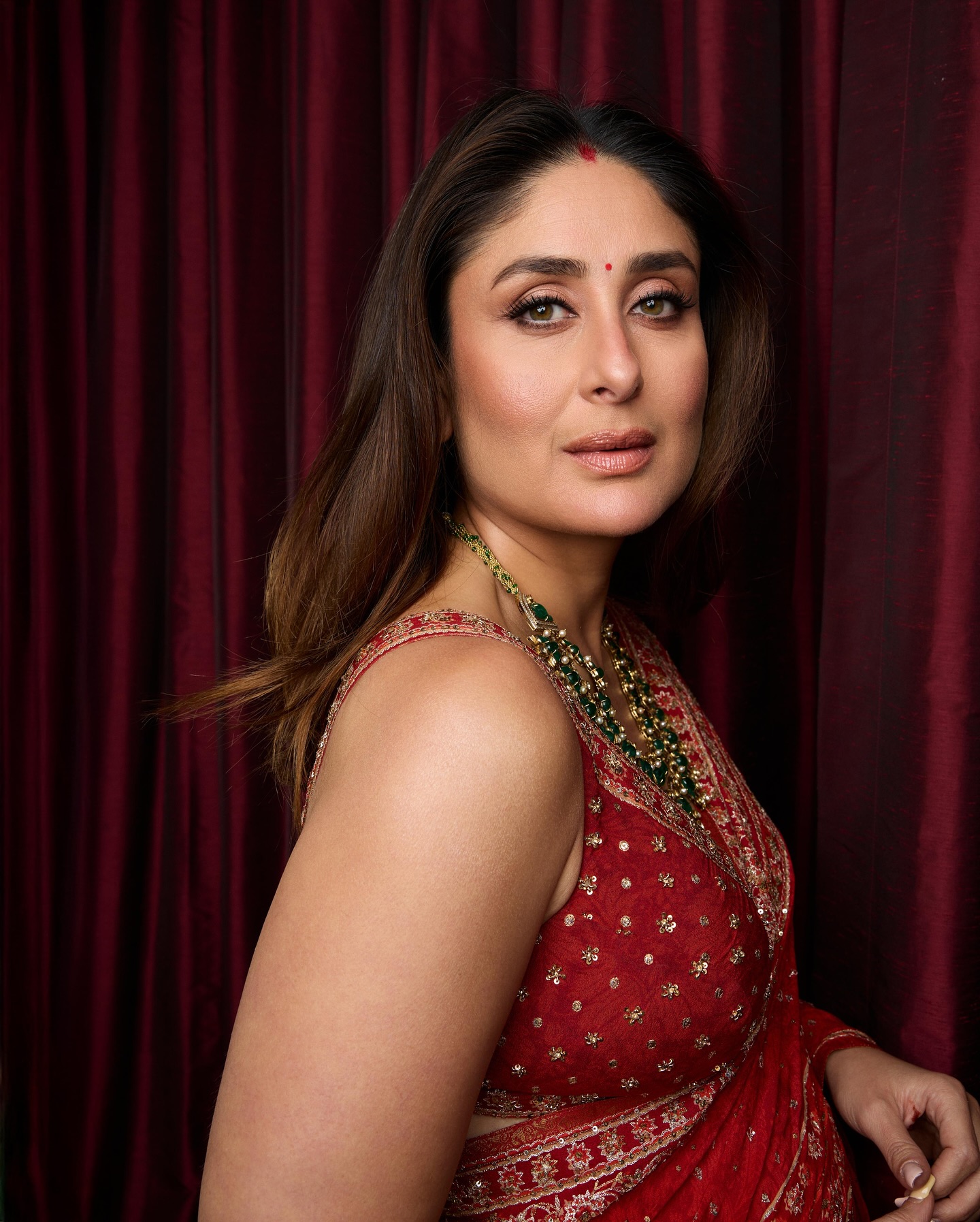 Kareena Kapoor's Red Saree: A Showstopper at the Wedding