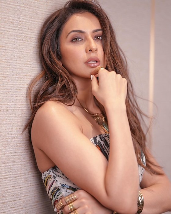 Rakul Preet Singh Flaunts Stunning New Outfit: Fans Love It!