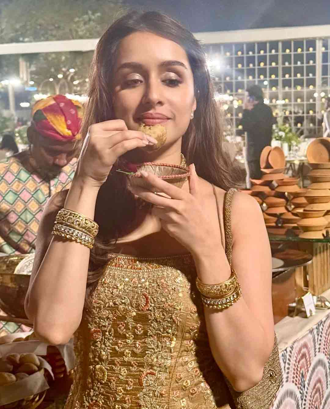Shraddha Kapoor’s Latest Pics: A Glimpse into Her Foodie Side