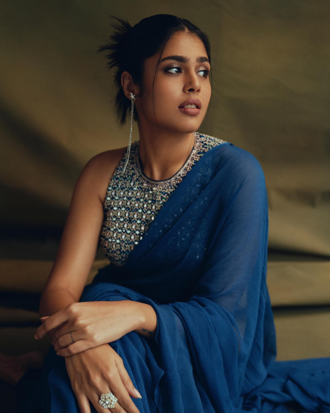 Faria Abdullah sets fashion goals in a dreamy blue saree!