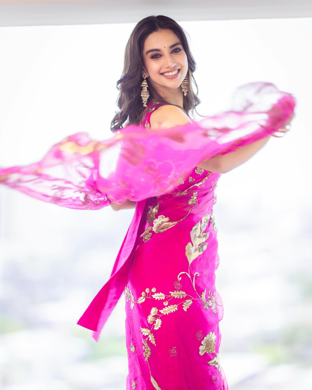 Dream Girl Meenakshi Chaudhary in saree!