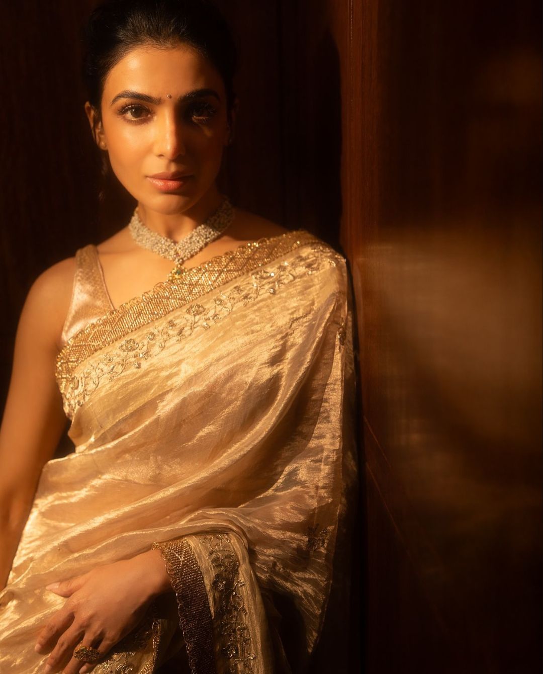 Samantha Stunning golden look