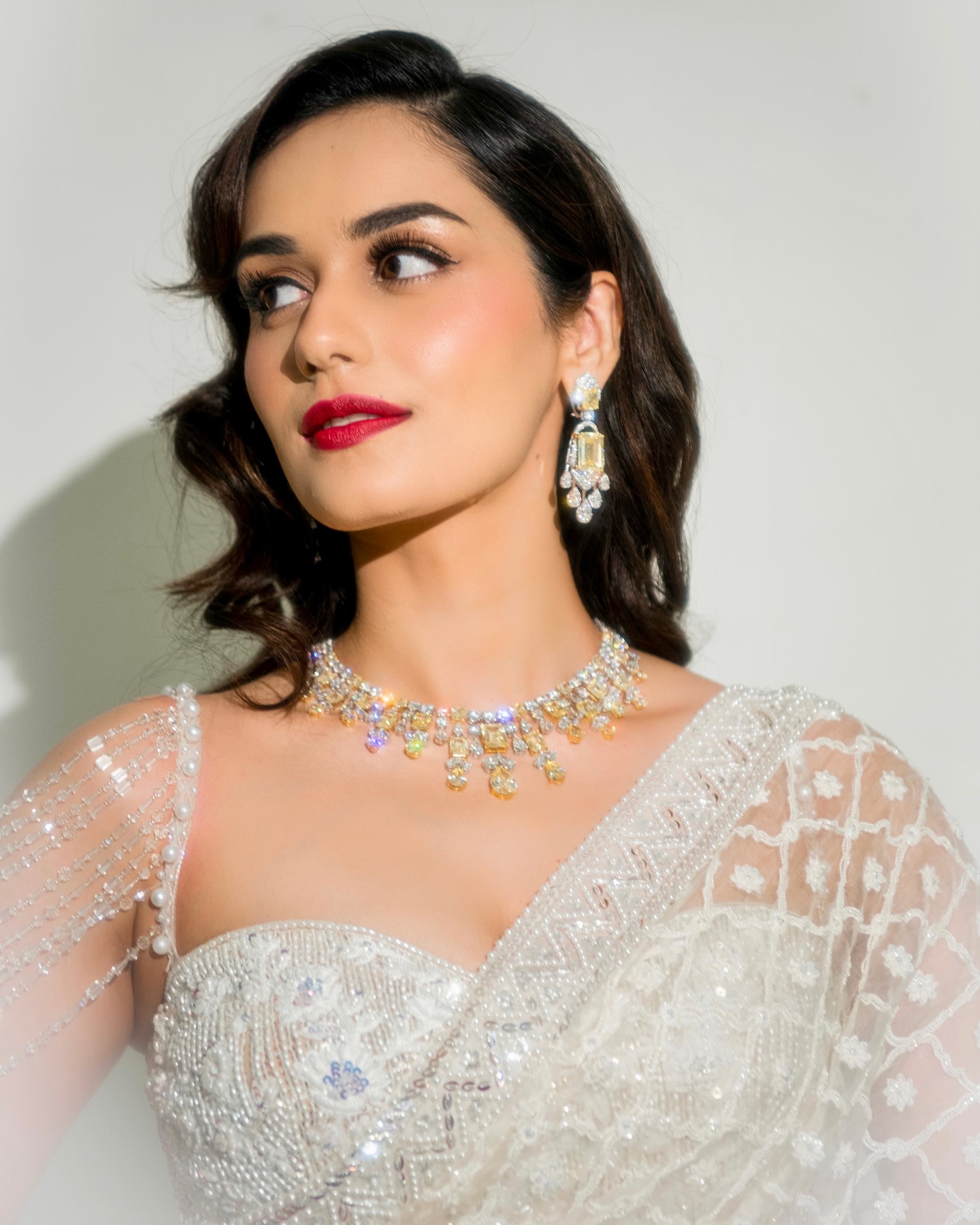 Manushi Chhillar's Vintage Retro Saree: Captivating Hearts Everywhere