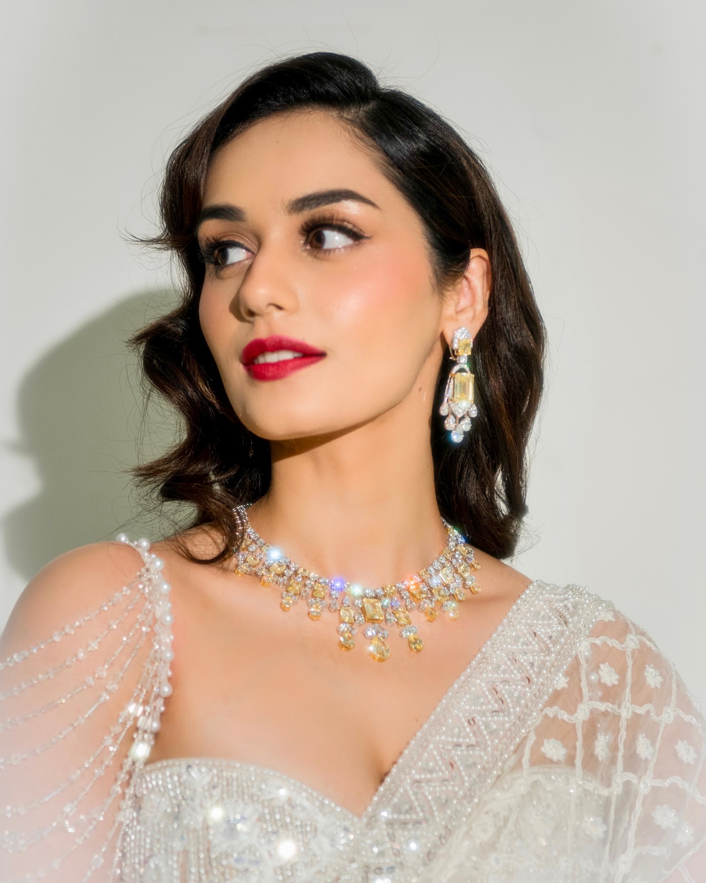 Manushi Chhillar's Vintage Retro Saree: Captivating Hearts Everywhere