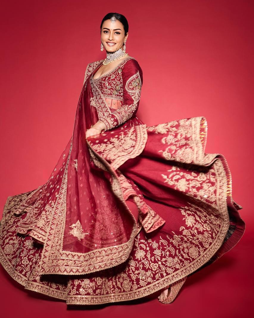 Namratha Shirodkar Dazzles in a Mesmerizing Red Lehenga