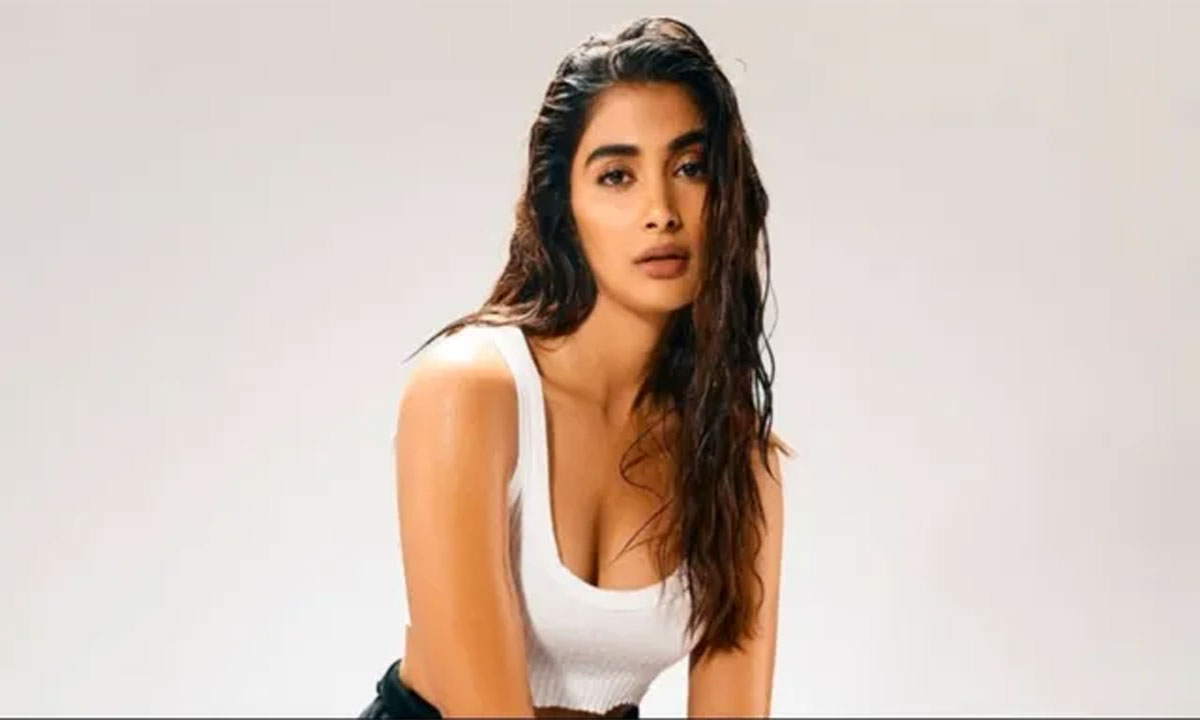 “We Walk Long Distances While Heroes Relax” – Pooja Hegde Slams Industry Practices