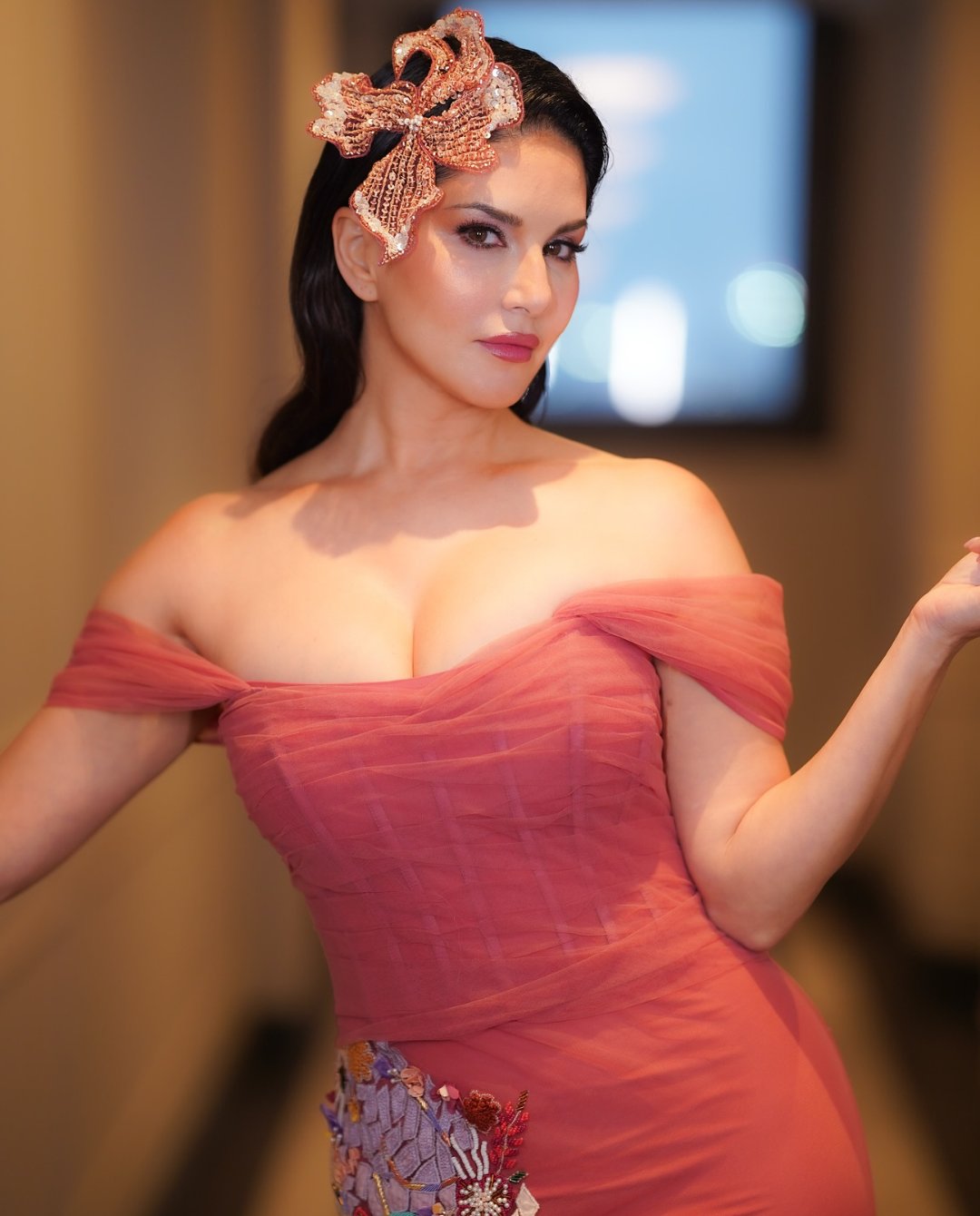 Sunny Leone: Ravishing look in Gown