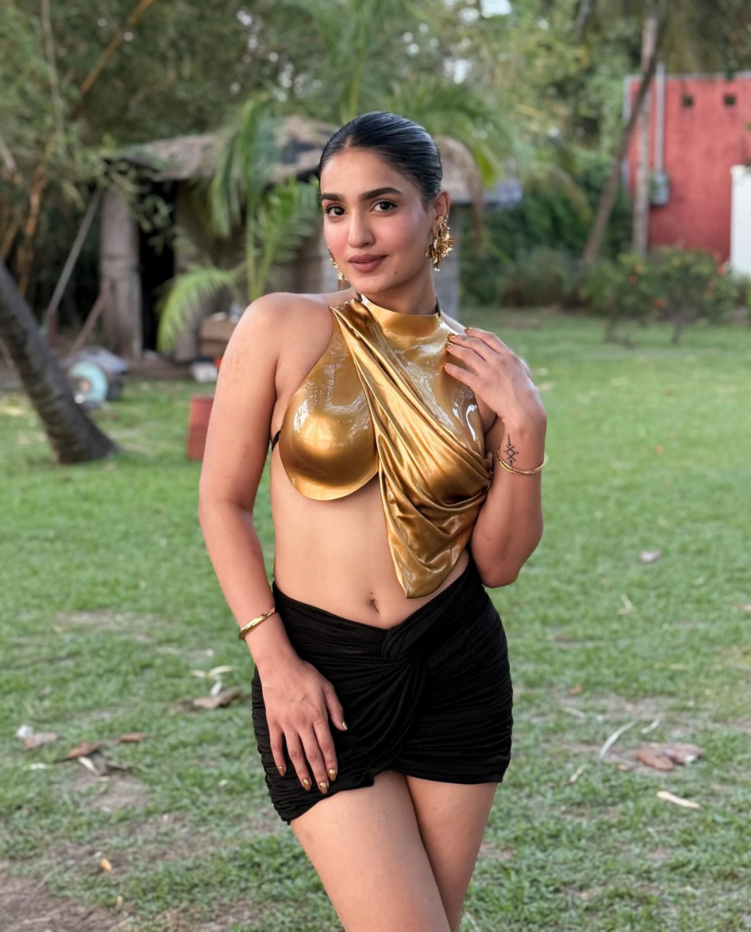 Saniya Iyappan Looks HOT in her Birthday Bash