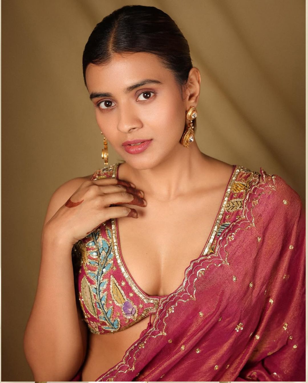 Hebah Patel Shinning Like Queen