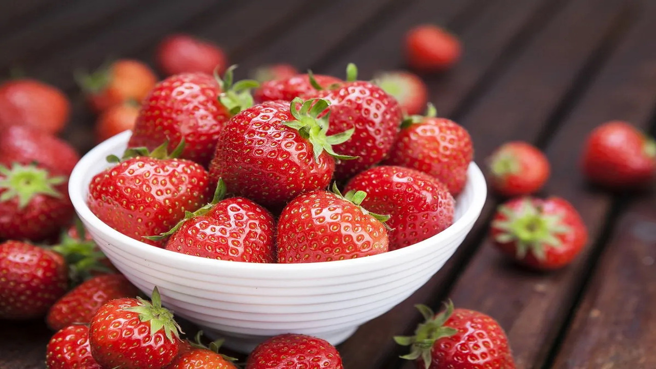 Lose Weight Naturally with Strawberries: Here’s How