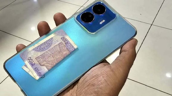 Summer Warning: Risks of Storing Notes in Phone Covers