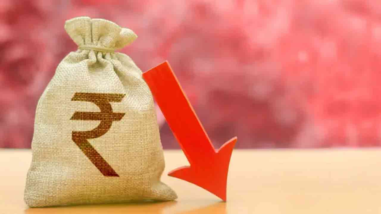 Rupee Depreciates 22 Paise to 85.67 Amid Geopolitical Tensions