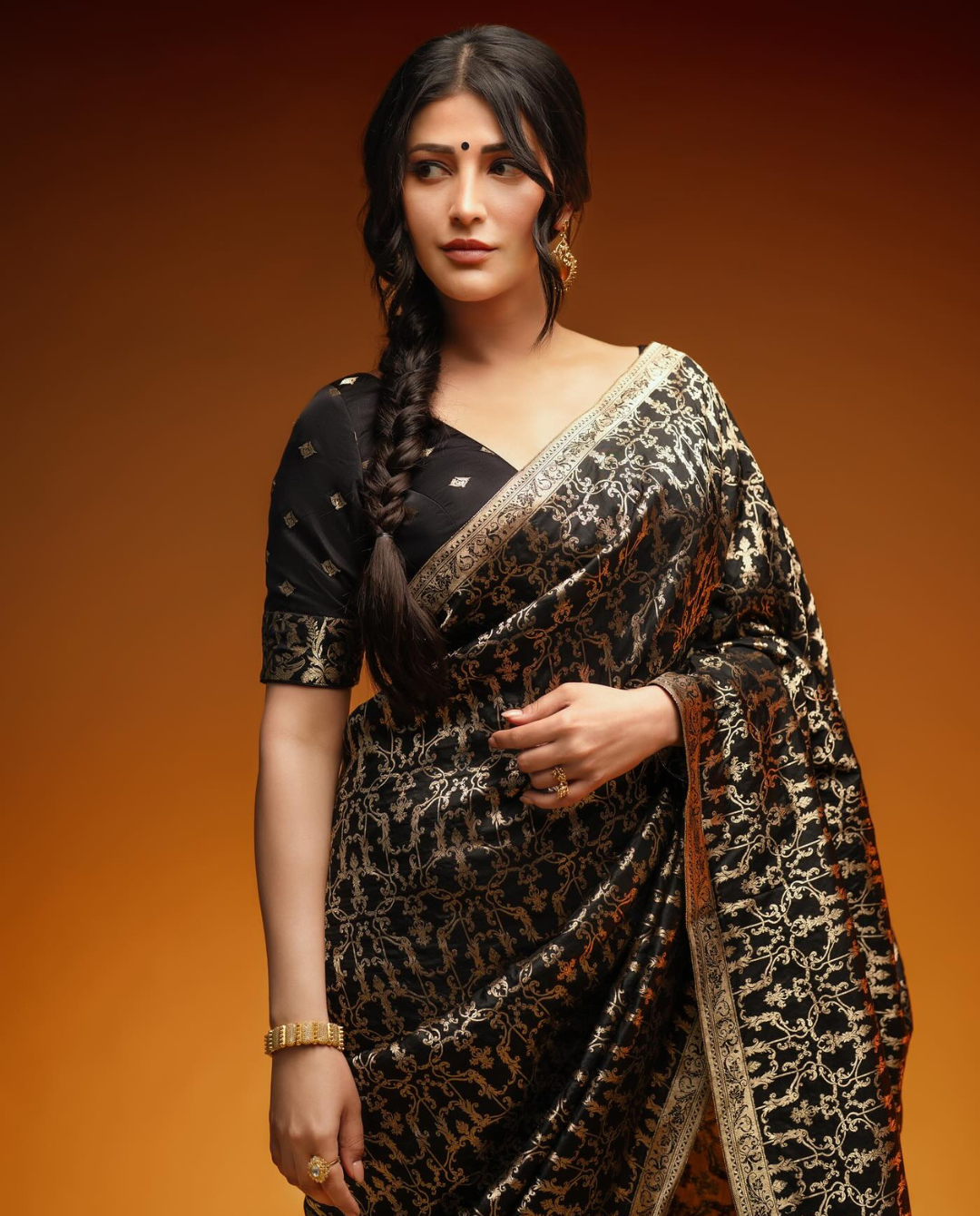 Shruthi Haasan in Saree: “Azhagiye” Moment