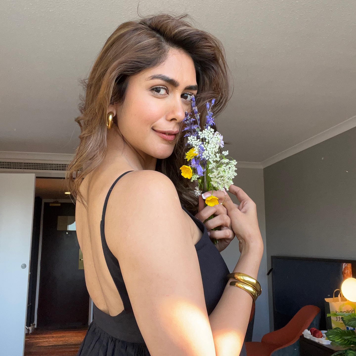 Mrunal Thakur flaunts her curves in black: Redefining summer glam