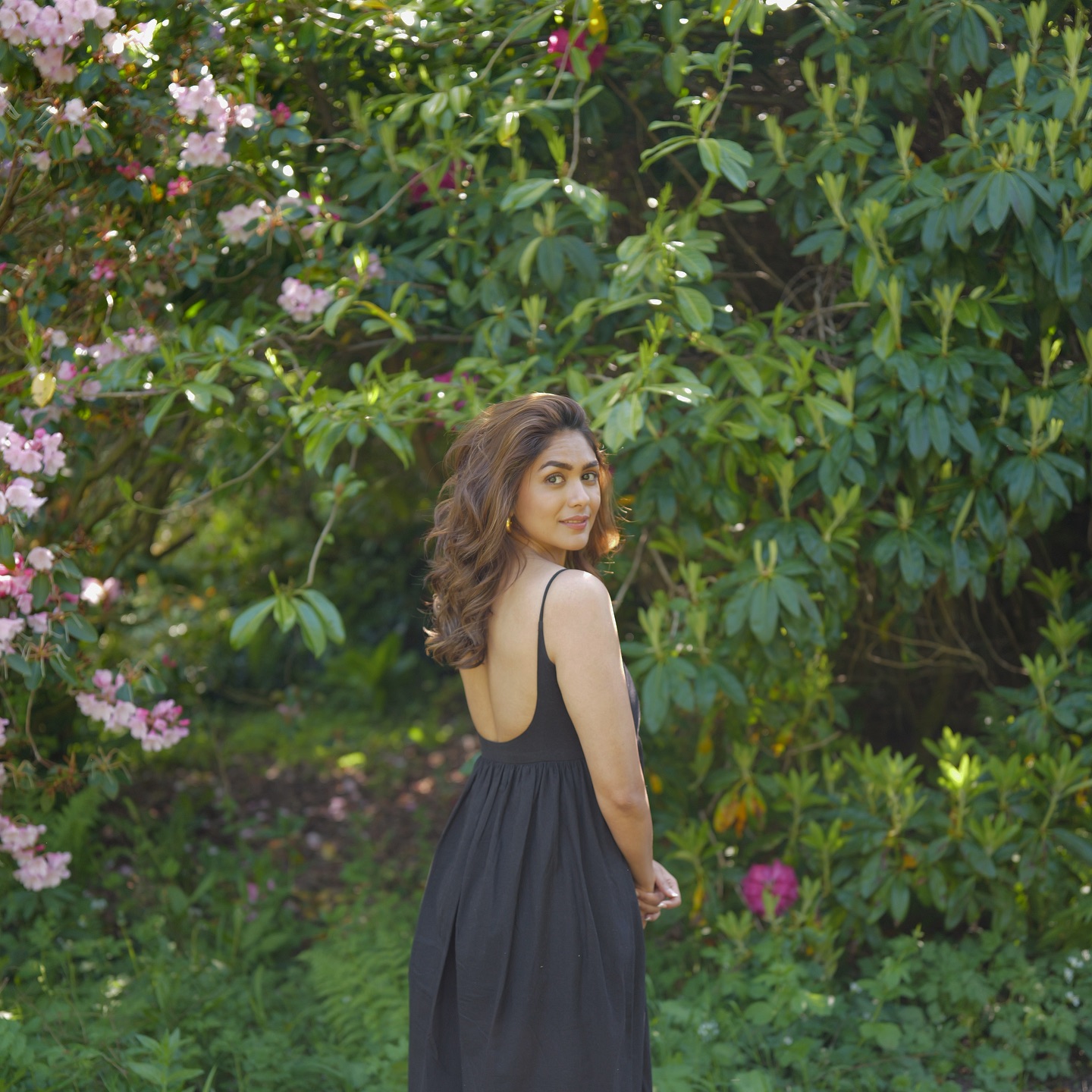 Mrunal Thakur flaunts her curves in black: Redefining summer glam