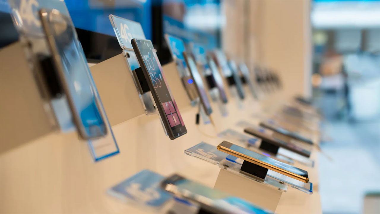 Indian Smartphone Sales Drop 7% in Q1 2025 – What’s Behind the Fall?