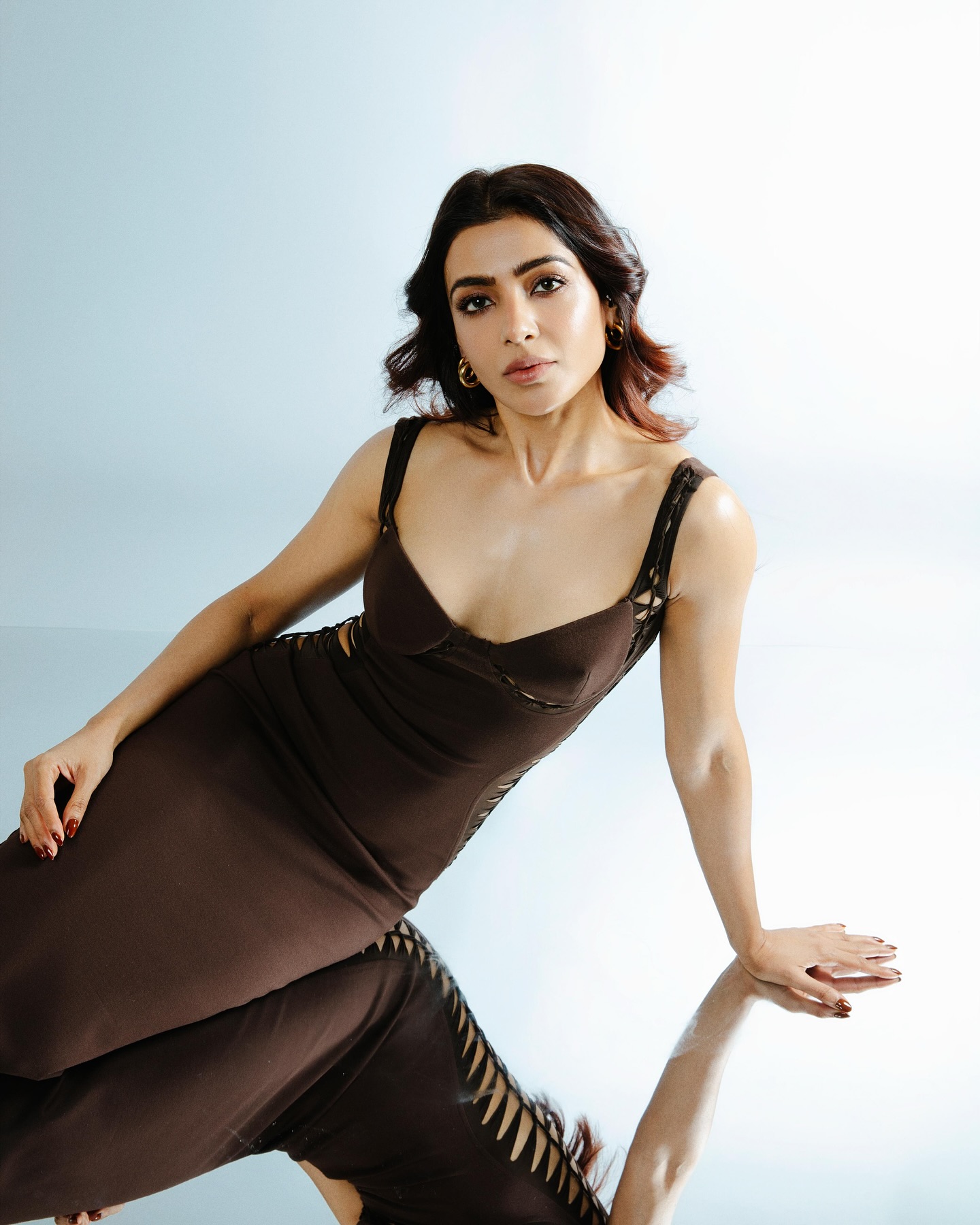 Samantha’s bold chocolate brown bodycon dress turns heads