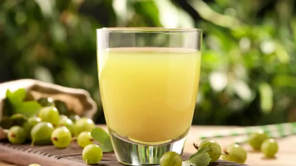 5 Amazing Health Benefits of Amla and Ginger Juice in the Morning