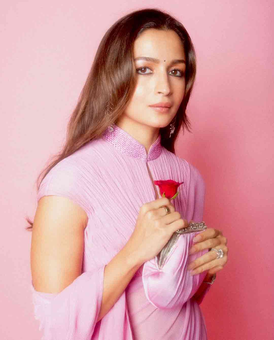 Alia Bhatt’s Vintage Baby Pink Saree Ode to Rekha Wins Hearts Online