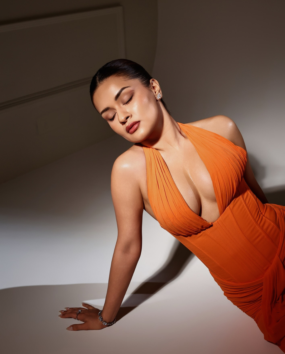 Avneet Kaur in Orange: The Ultimate Body Goals