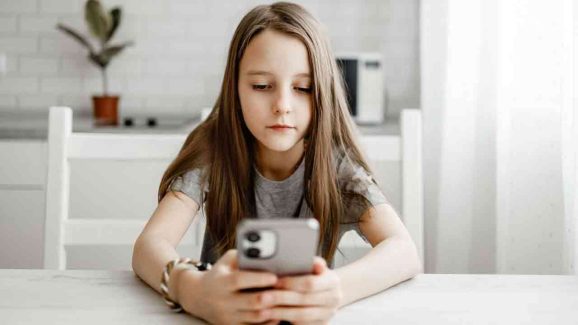 Are Teens banned from using Social Media? Experts Reveals
