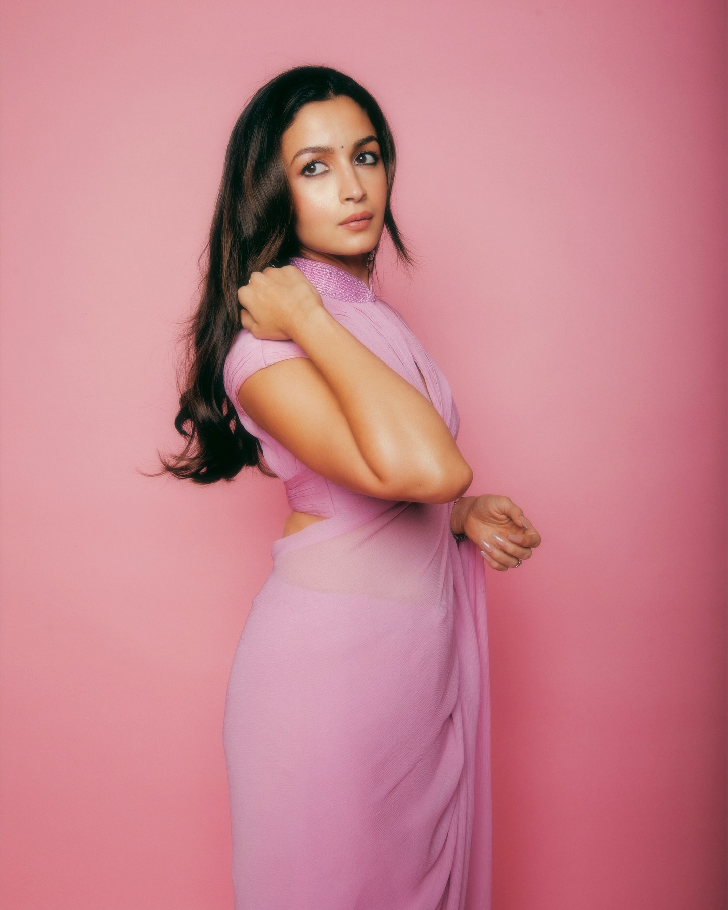 Alia Bhatt's Vintage Baby Pink Saree Ode to Rekha Wins Hearts Online