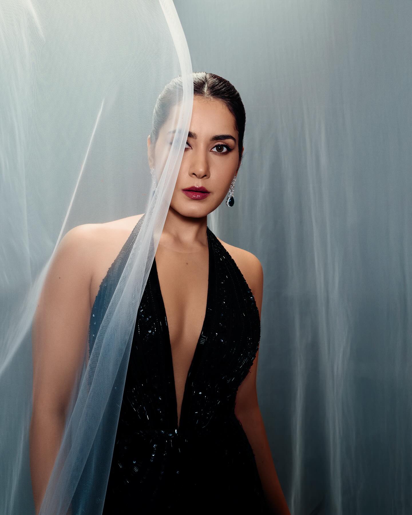 Raashi Khanna’s high slit black gown look sets Internet on fire