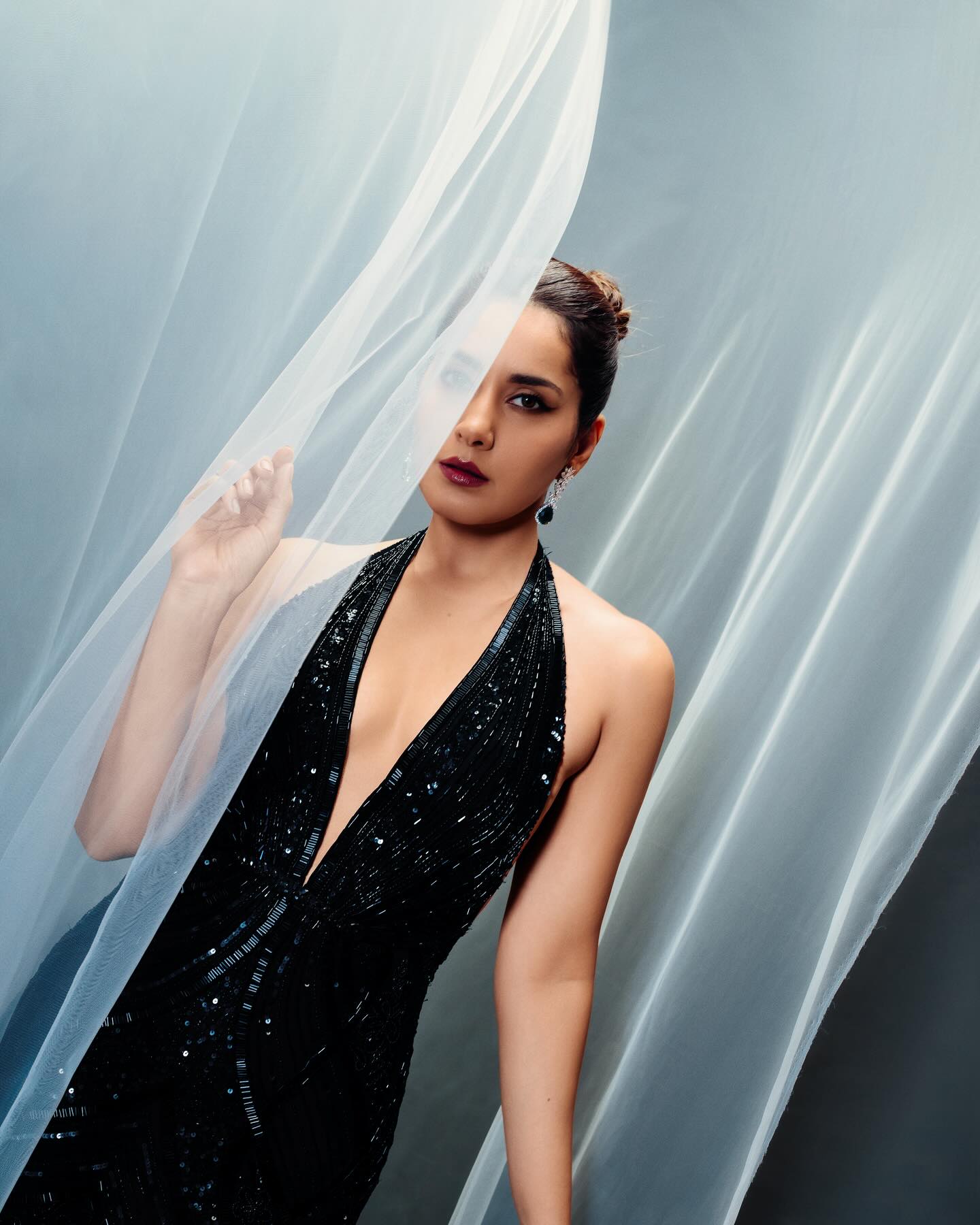 Raashi Khanna’s high slit black gown look sets Internet on fire