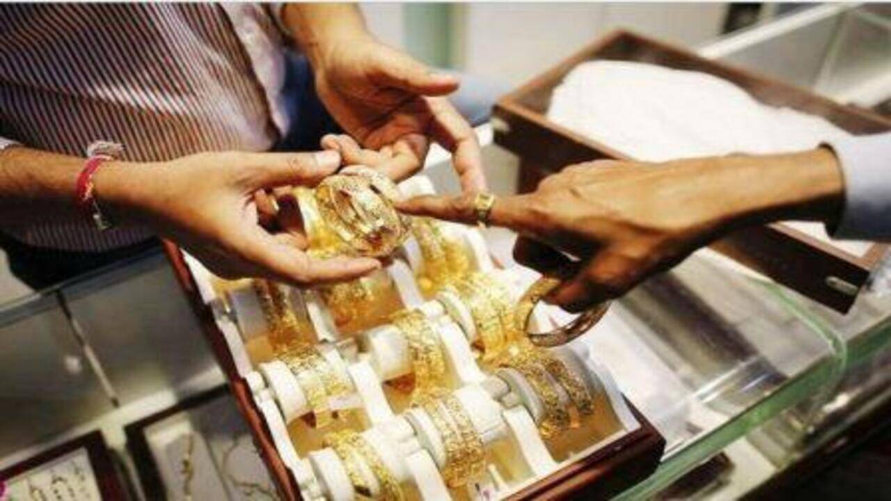 RBI’s Decision to Halt Gold Purchases: What’s Behind the Pause?
