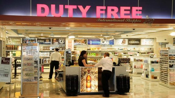 5 Clever Ways To Get Free Drinks, Beauty Samples At The Airport