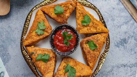 Easy Tips To Make Restaurant-Style Crispy Bread Pakora At Home