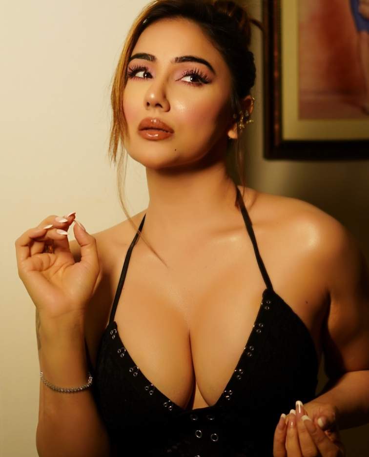 Kangna Sharma’s Hot Look Grabs All the Attention